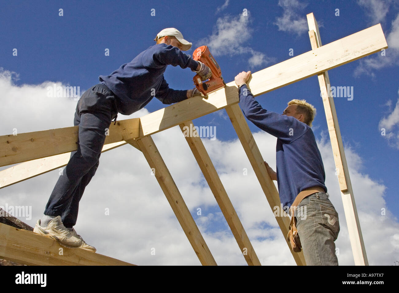 Bauherren Hausbau ein neues Dach für eine Erweiterung zu einem Haus mit einem Bolzenschußgerät Stockfoto
