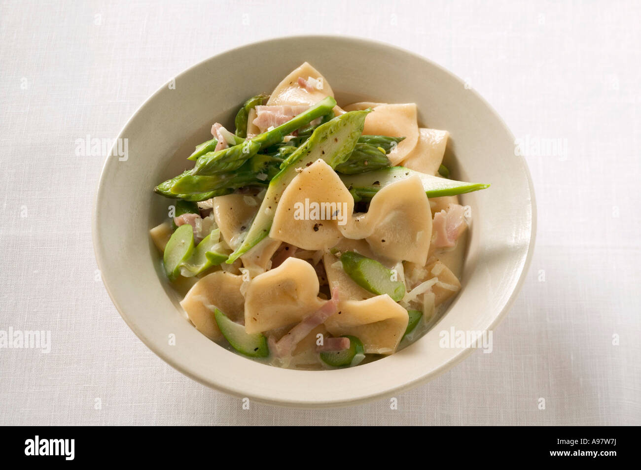 Farfalle mit grünem Spargel und Schinken FoodCollection Stockfoto