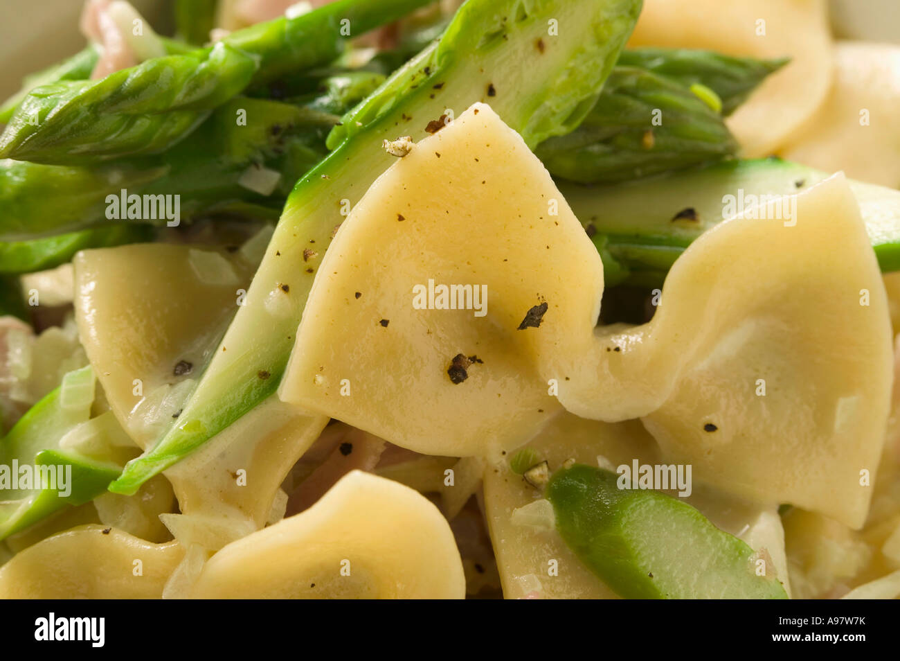 Farfalle mit grünem Spargel und Schinken hautnah FoodCollection Stockfoto