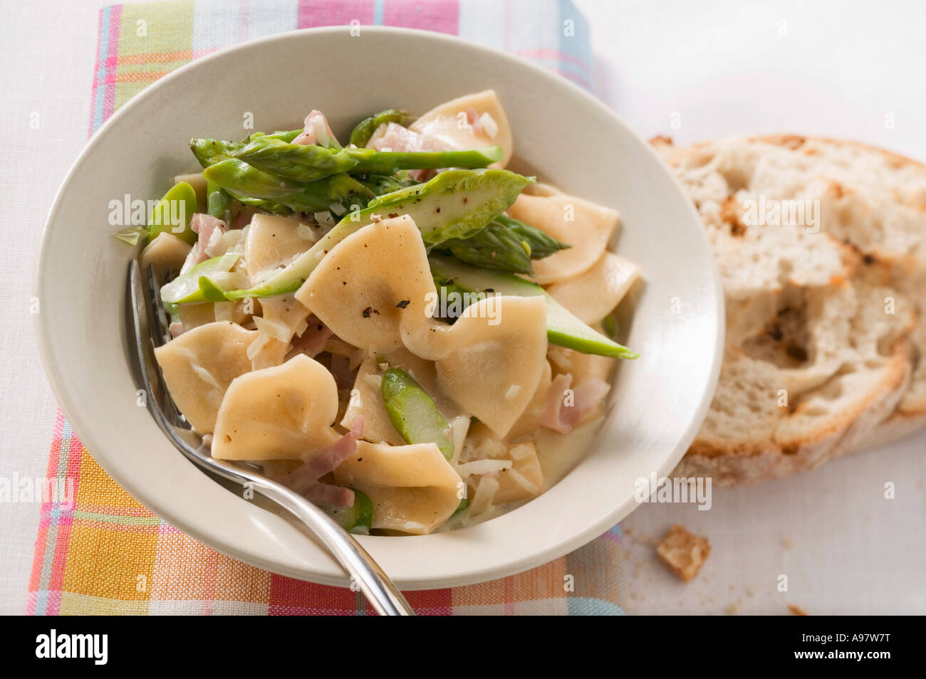 Farfalle mit grünem Spargel und Schinken FoodCollection Stockfoto