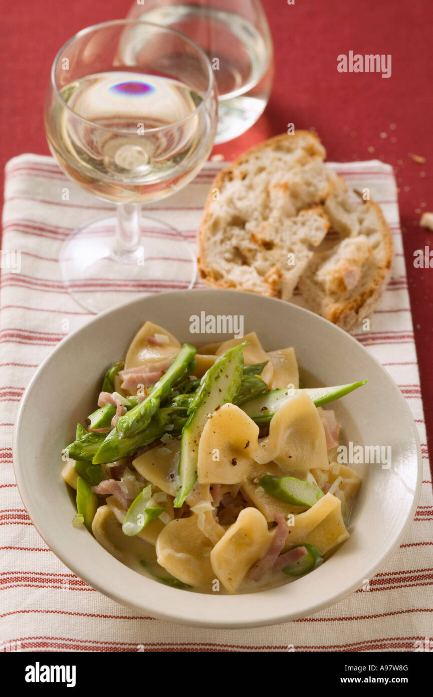 Farfalle mit grünem Spargel und Schinken FoodCollection Stockfoto