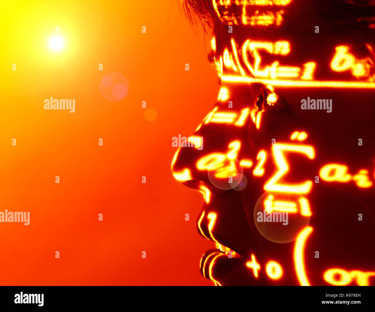 Frau Informatiker mit mathematischen Symbolen projiziert auf ihrem Gesicht Stockfoto