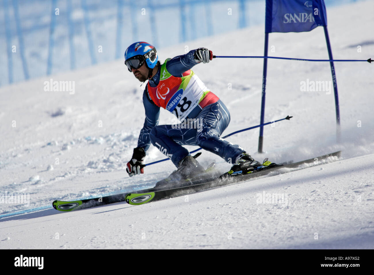 George Sansonetis LW9 2 der USA auf seinem erster Lauf des Förderwettbewerbs Herren Alpin Ski Riesenslalom stehend Stockfoto