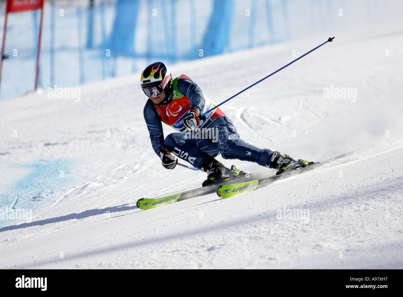 Timothy Fox LW4 der USA auf seine erste Ausführung des Förderwettbewerbs Herren Alpin Ski Riesenslalom stehen Stockfoto