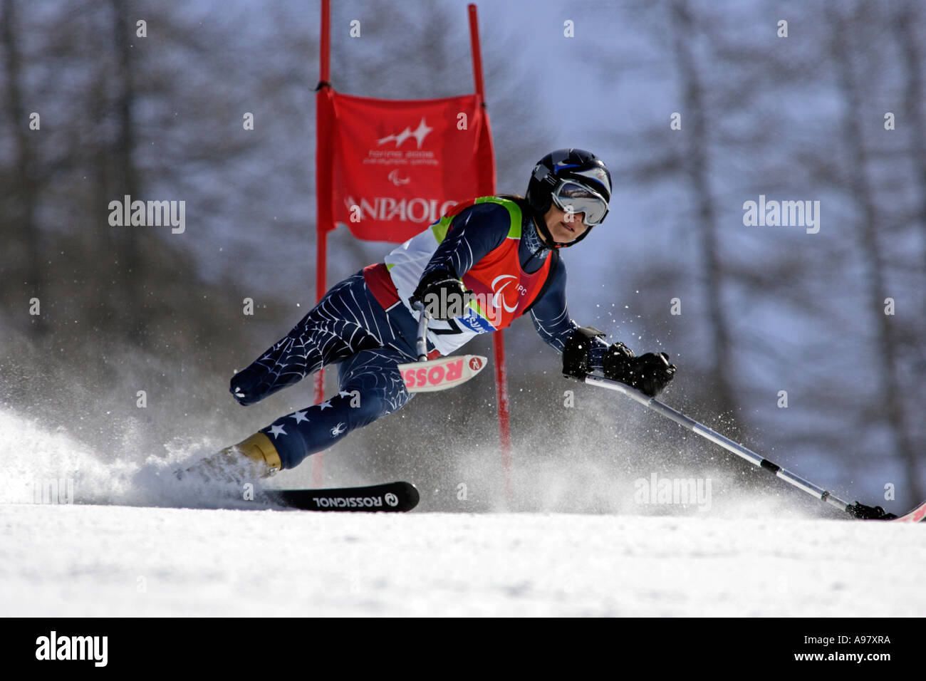 Sandy Dukat LW2 der USA auf ihrem zweiten run des Förderwettbewerbs Damen Alpin Ski Riesenslalom stehend Stockfoto