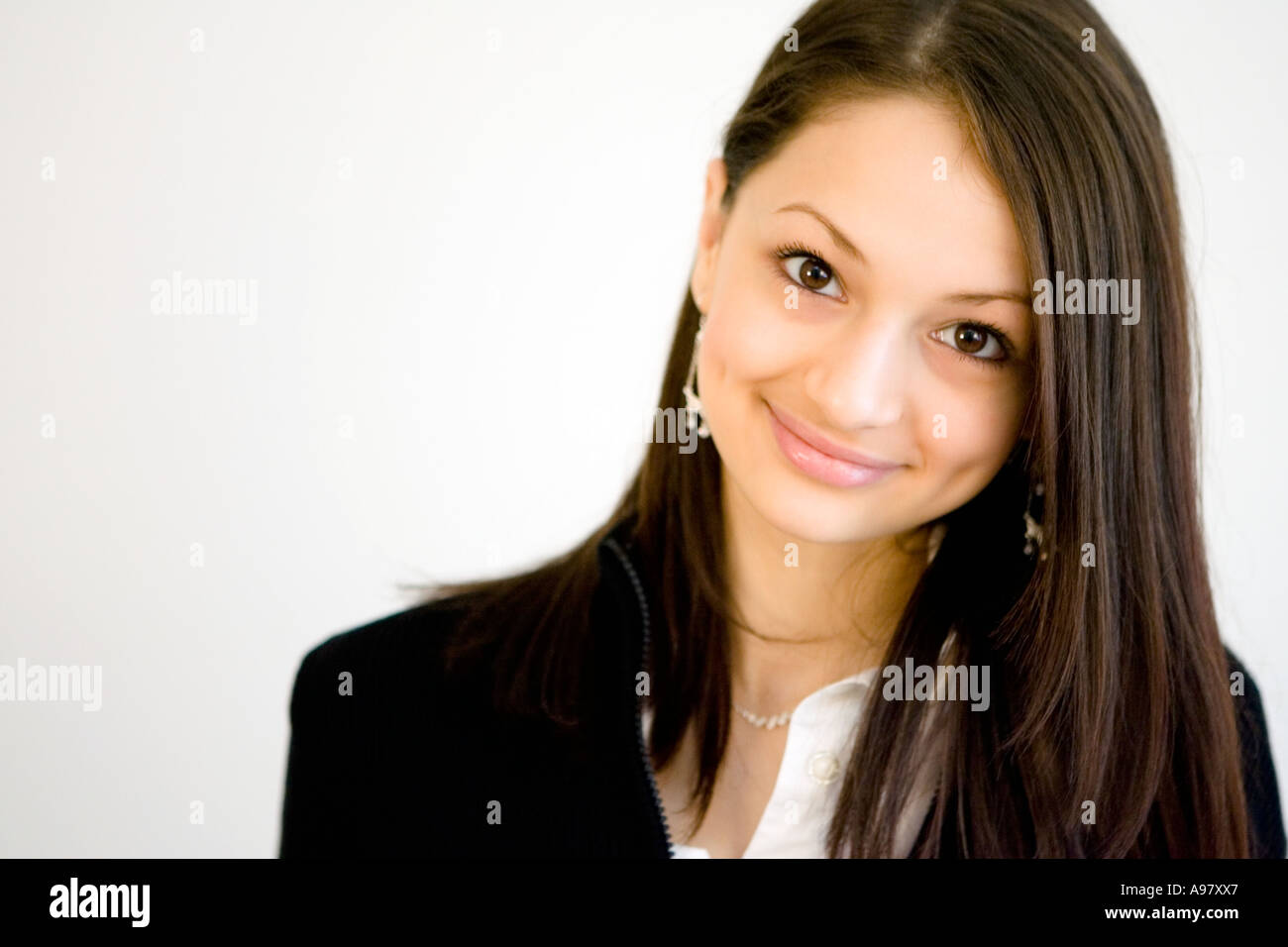 junge hübsche Mädchen mit Grübchen Lächeln Stockfoto