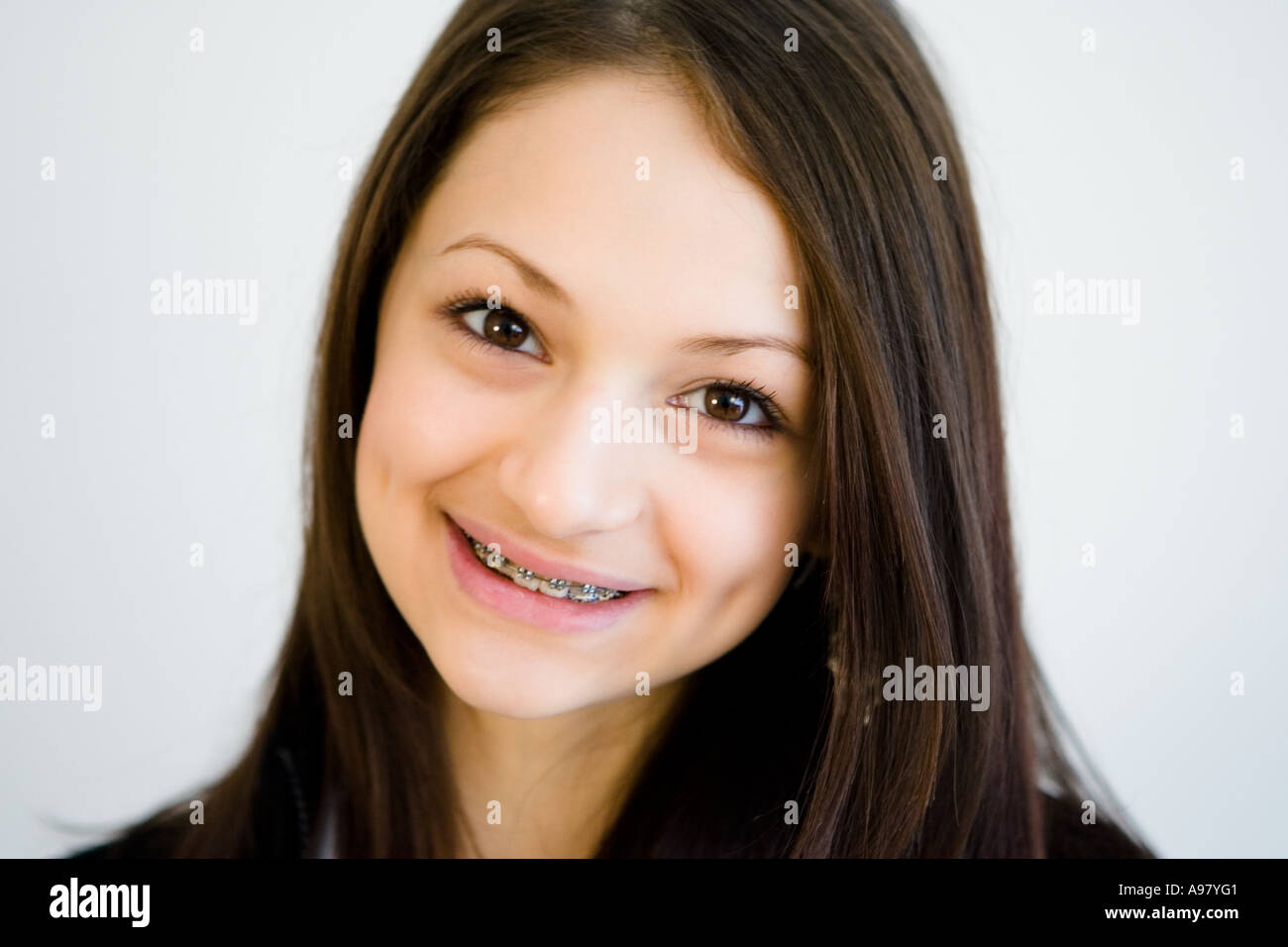 Gesicht eines hübschen Mädchens mit Grübchen und Hosenträger lächelnd Stockfoto