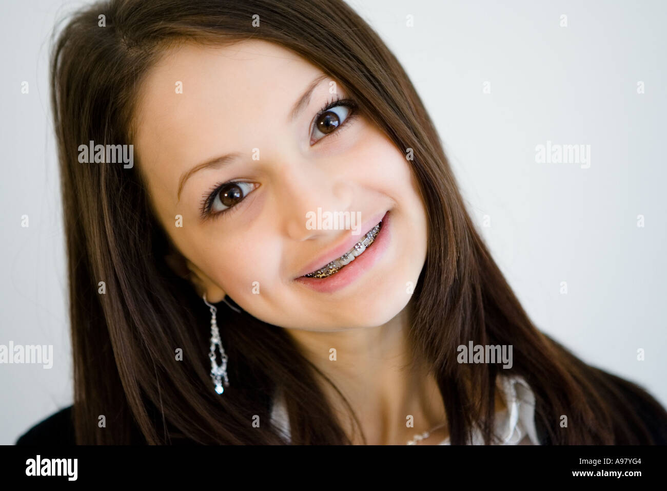 Gesicht eines hübschen Mädchens mit Grübchen und Hosenträger lächelnd Stockfoto