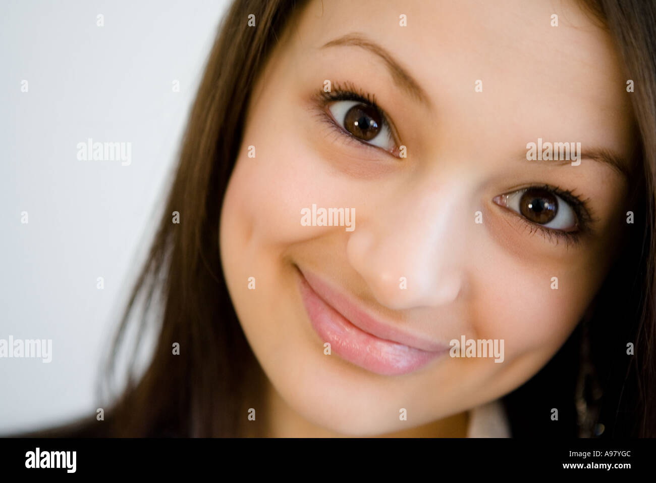 Gesicht eines hübschen Mädchens mit Grübchen Lächeln Stockfoto