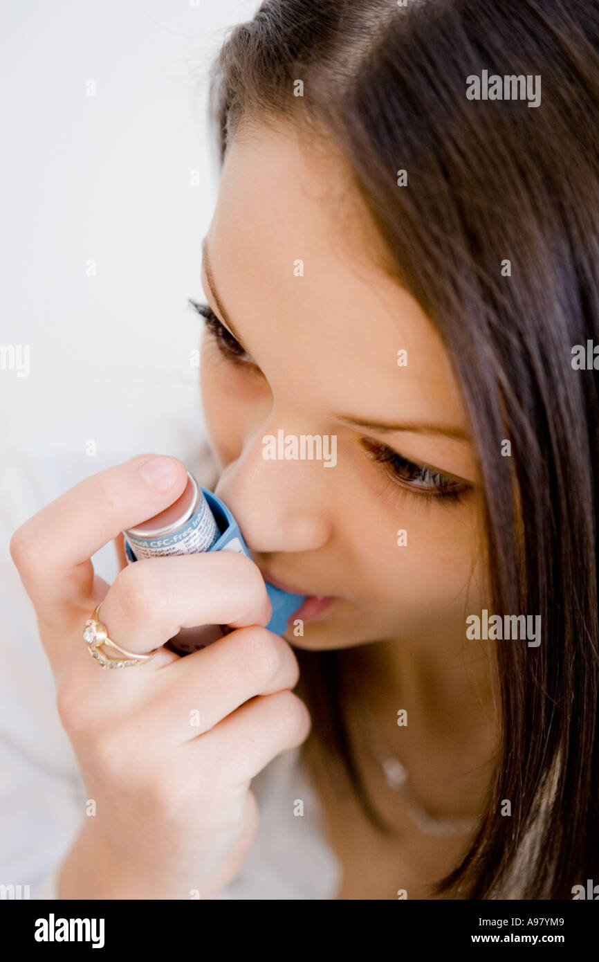 Junge Mädchen nutzt einen Asthma-Inhalator Stockfoto