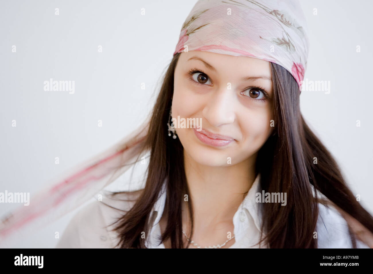 Junge hübsche Mädchen mit Kopftuch auf weißem Hintergrund Stockfoto