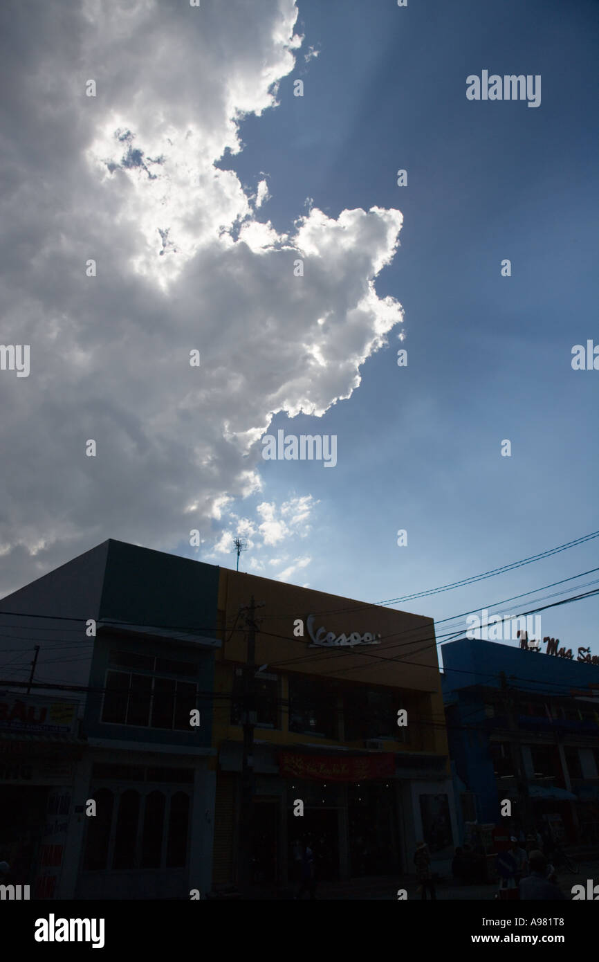 Vespa-Roller speichern unter herrlichen Himmel, Ho-Chi-Minh-Stadt (Saigon), Vietnam Stockfoto