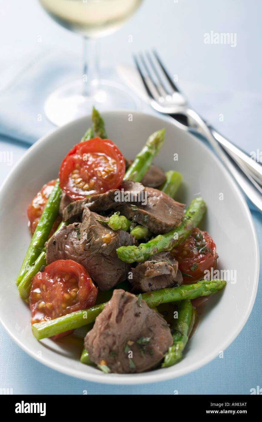 Roastbeef mit Spargel und Tomaten FoodCollection Stockfoto