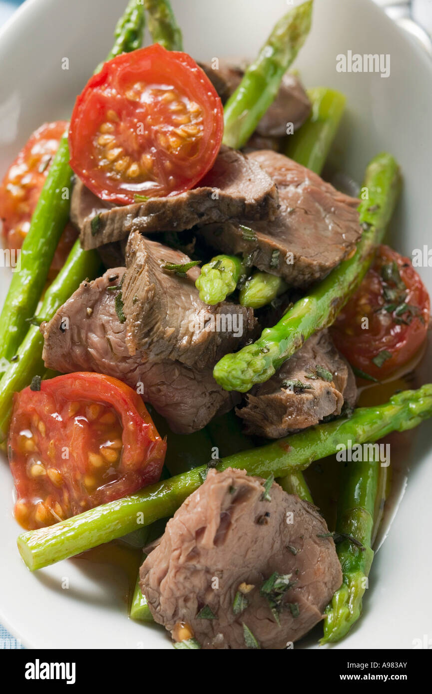 Roastbeef mit Spargel und Tomaten FoodCollection Stockfoto