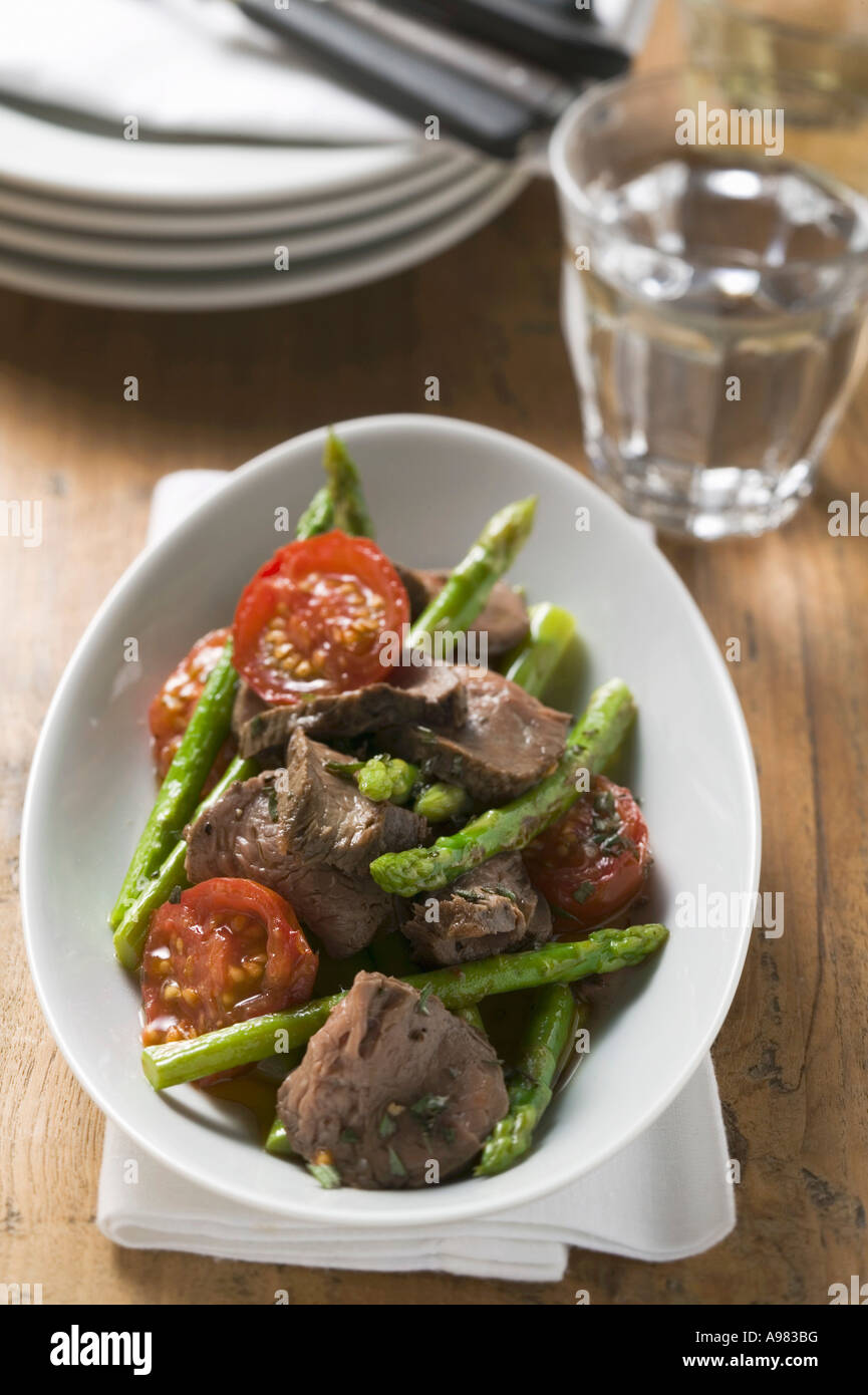 Roastbeef mit Spargel und Tomaten FoodCollection Stockfoto