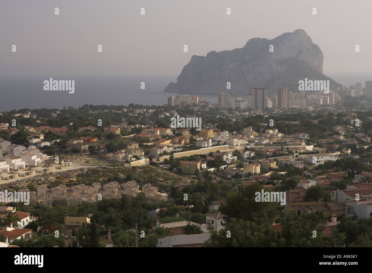 Blick über Calpe in Richtung Penon de Lfach Rock, Calpe, Spanien, Europa Stockfoto