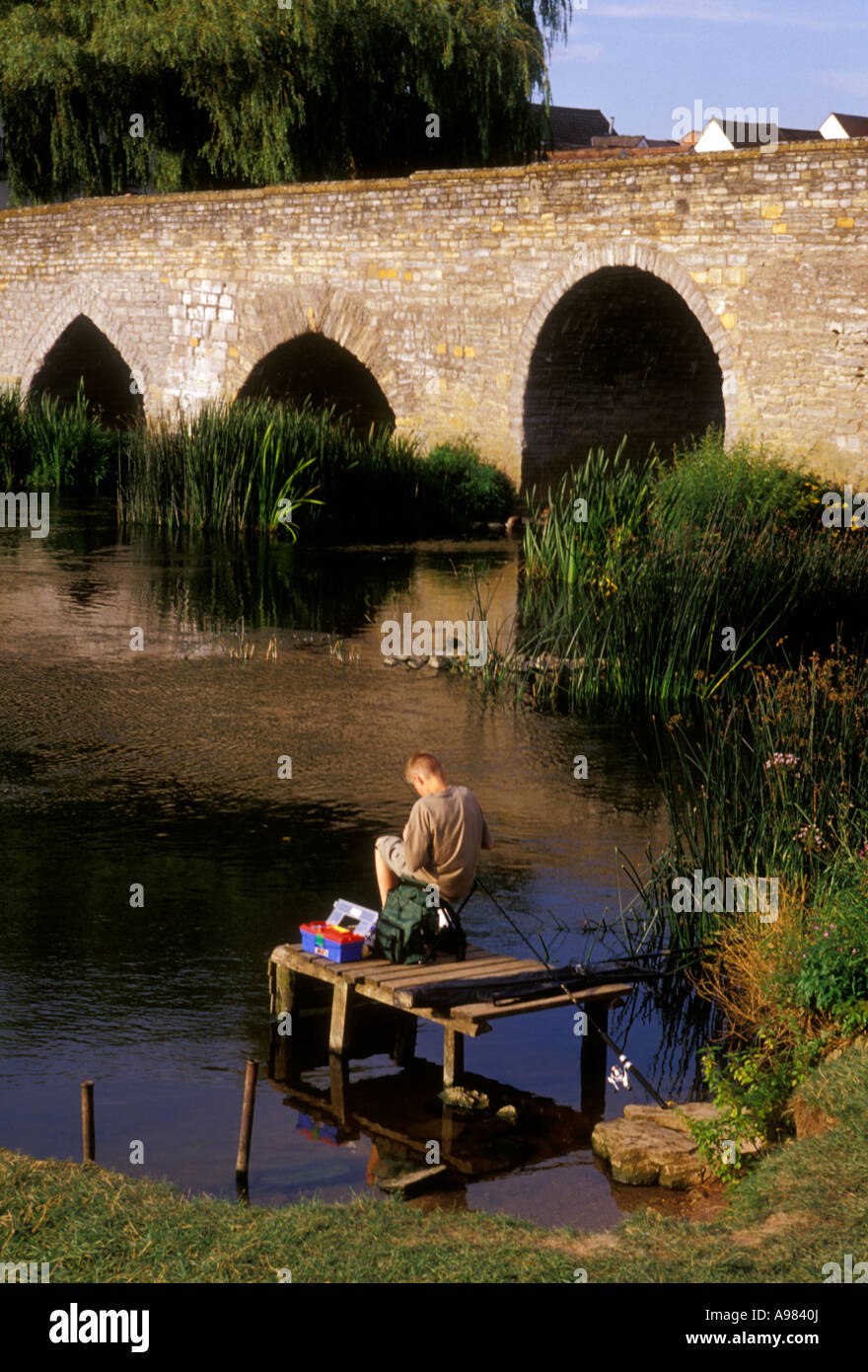 1, 1, Englisch Junge, jugendlich Junge, jugendlich, Junge, Teenager, Jugendliche, Angeln, Avon River, River Avon, Henley-upon-Avon, Warwickshire County, England Stockfoto