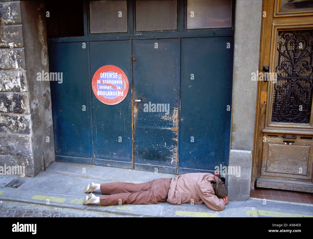 Eine französische Clochard, schlafen auf dem Bürgersteig in Bordeaux Frankreich Stockfoto