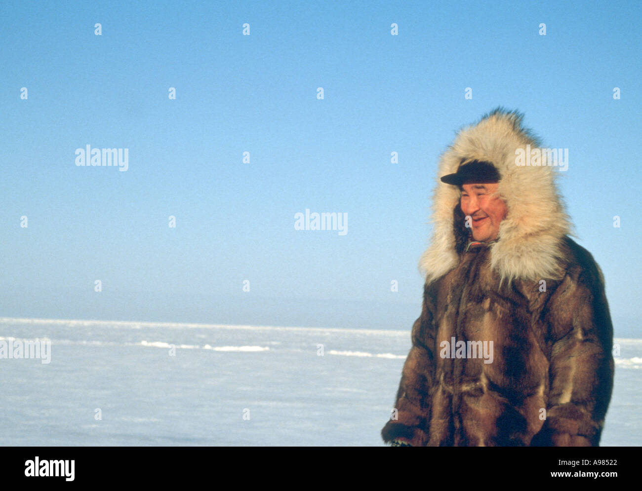 Native Alaskan Yupik Mann über Bering Meer gegenüber Russland im Winter in der Nähe von Nome in Alaska Unalakleet Stockfoto
