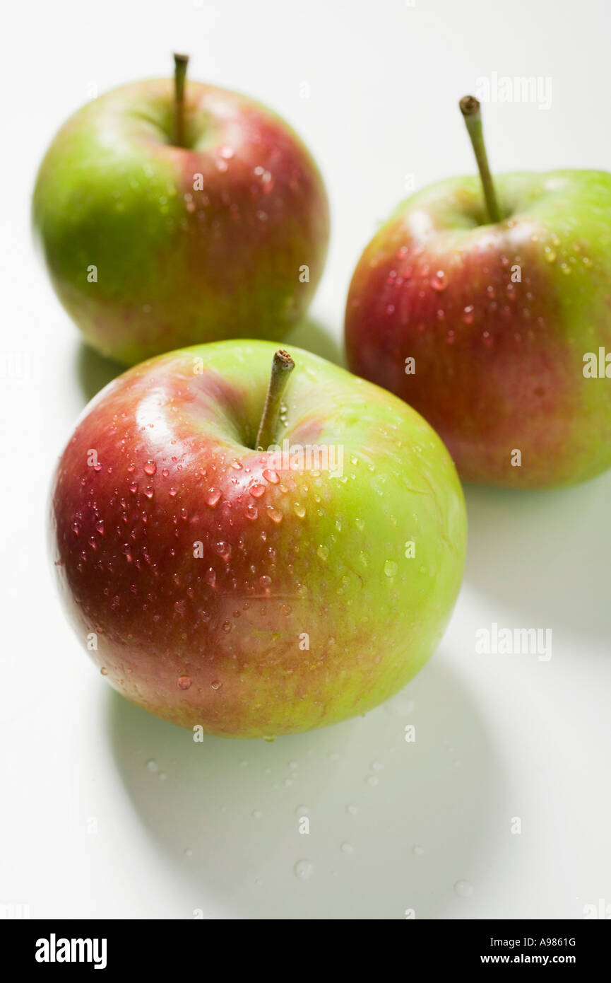 Drei frische Äpfel mit Wassertropfen FoodCollection Stockfoto