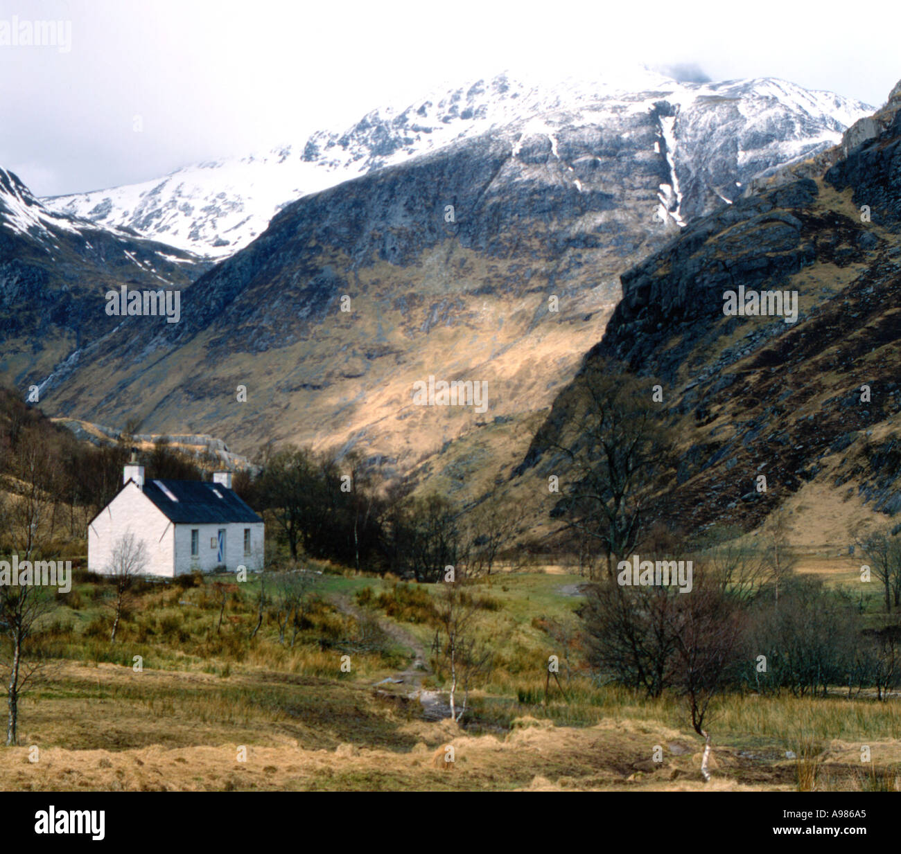 Darlehen Haus im schottischen Berge Stockfoto