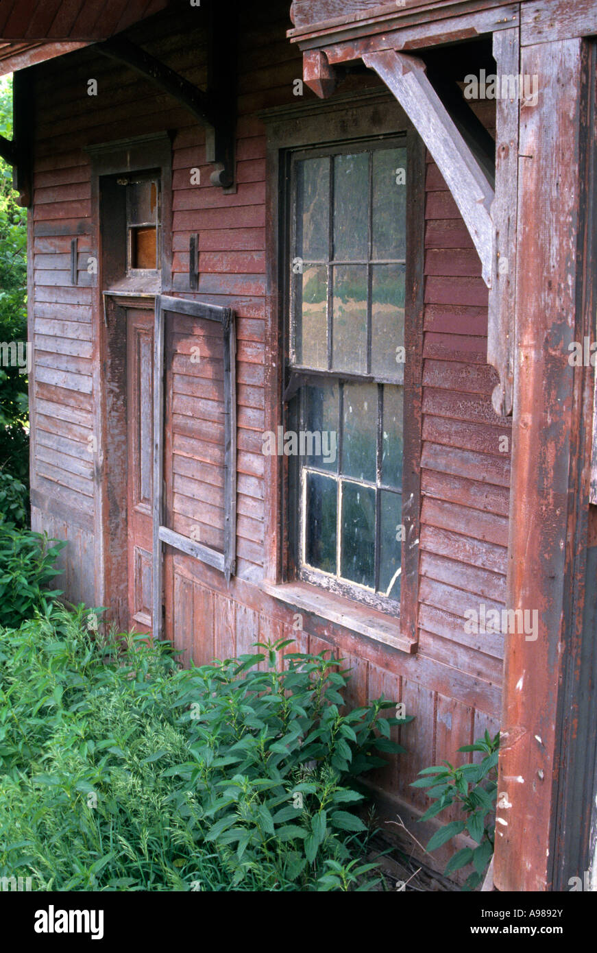 ALTE EISENBAHN-DEPOT IM FRÜHJAHR RANCH, EINE GHOST TOWN-FLUSSÜBERQUERUNG ENTLANG DES OREGON TRAILS, S.E. NEBRASKA. SOMMER. Stockfoto