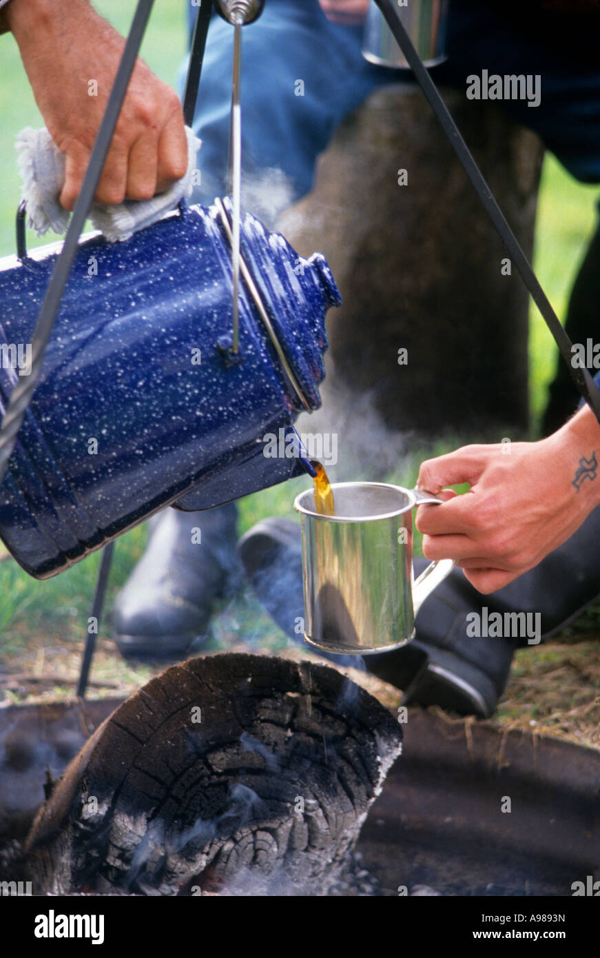 LAGERFEUER-KAFFEE IM REKONSTRUIERTEN FORT KEARNY (1848) STAATLICHE HISTORISCHE PARK ENTLANG DES OREGON TRAILS. KEARNEY, NEBRASKA. Stockfoto