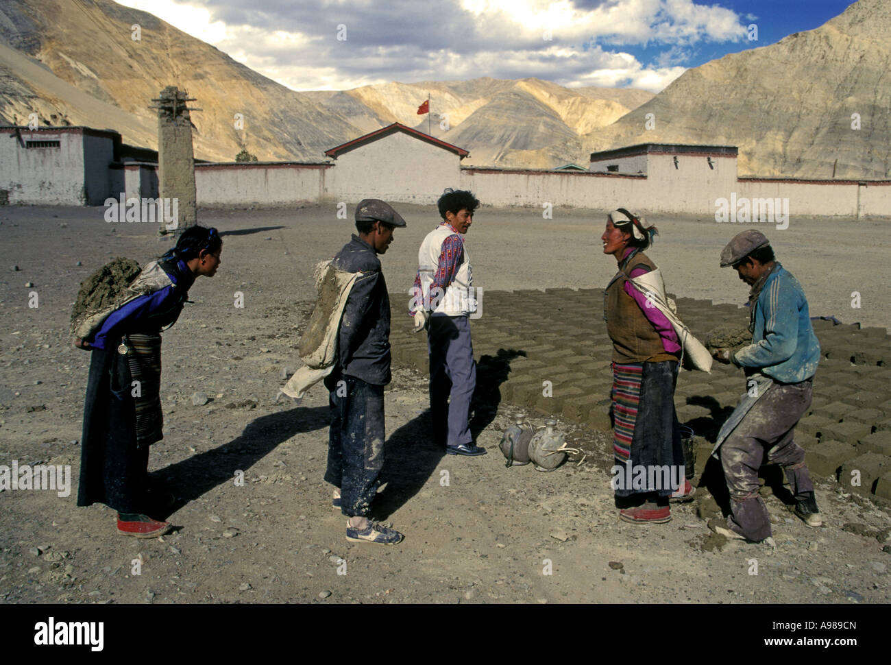 Tibetischen Menschen, erwachsene Männer, erwachsene Frauen, die Lehmziegel, Adobe, Adobe Backstein Backsteine, Ziegel, Ziegel, südlich vom See Yamdrok, Tibet, China, Asien Stockfoto