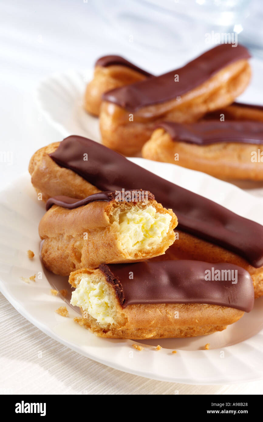 SCHOKOLADEN-ECLAIRS Stockfoto