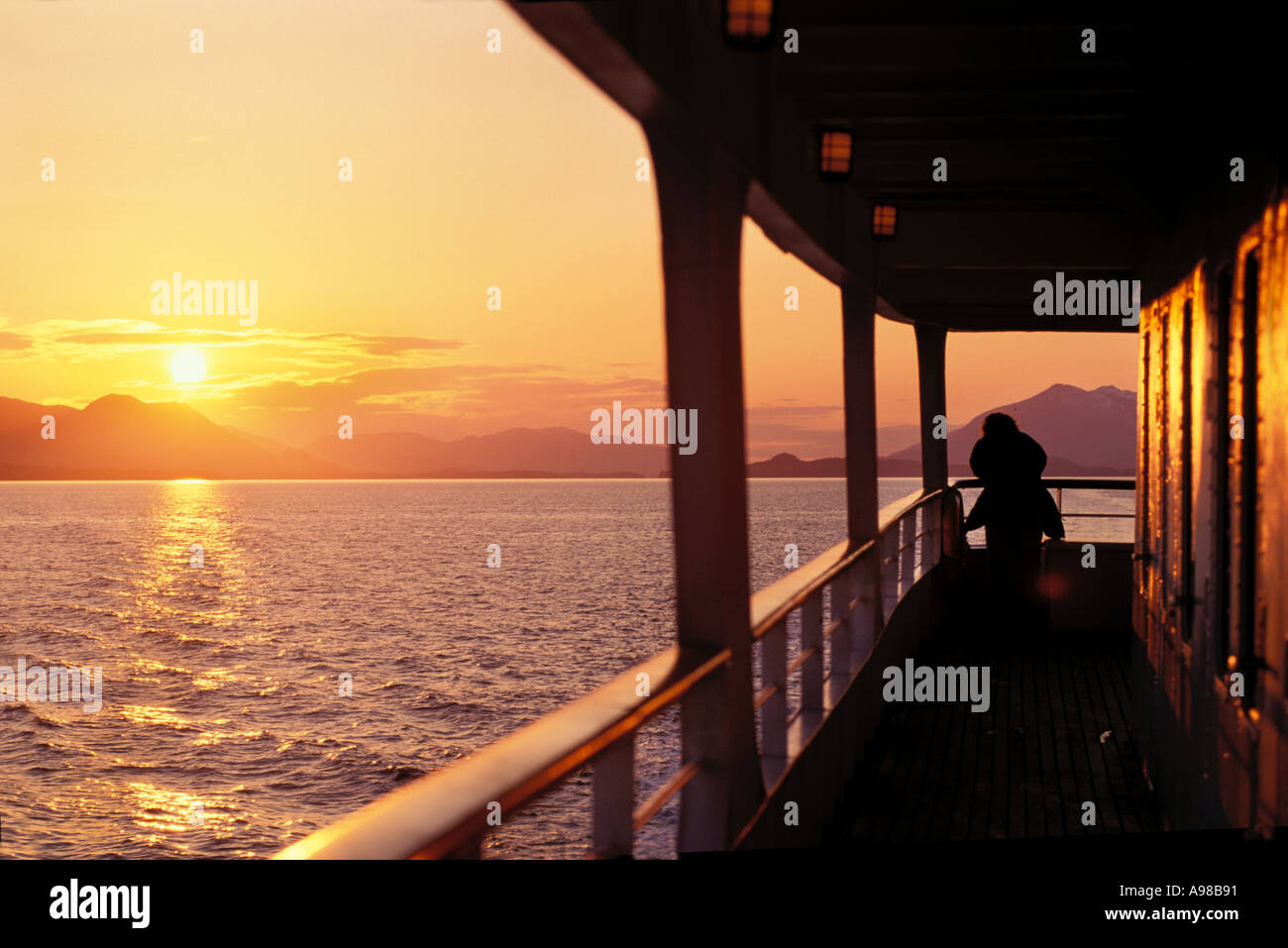 Alaska, Inside Passage, Sonnenuntergang vom Kreuzfahrtschiff Stockfoto