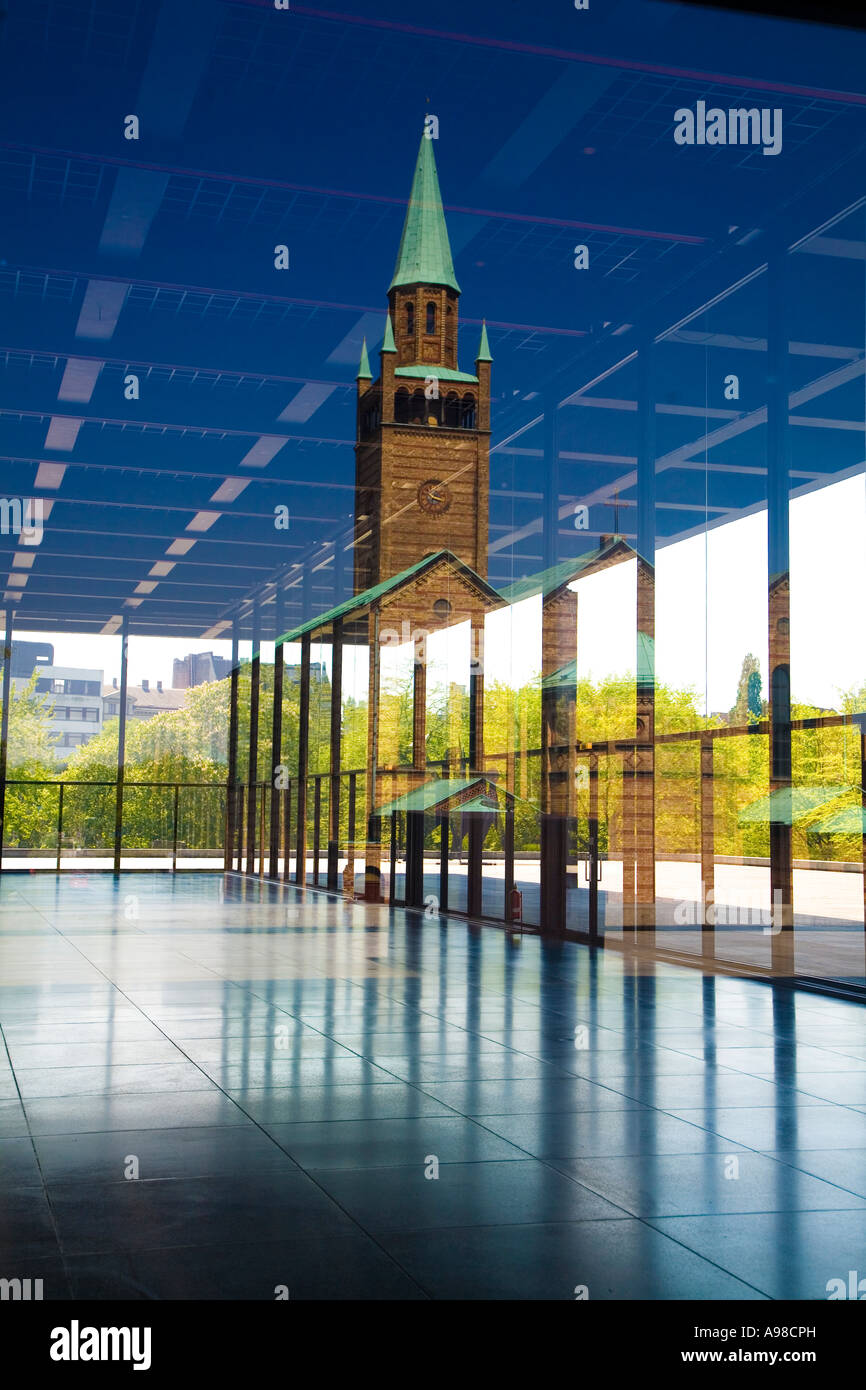 St. Matthäus-Kirche Berlin Deutschland spiegelt sich im Fenster der neuen Nationalgalerie Stockfoto