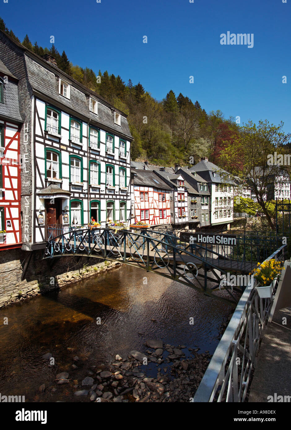 Fachwerkhäusern und einem Hotel an der Rur im Dorf Monschau, Eifel-Region, Deutschland Stockfoto