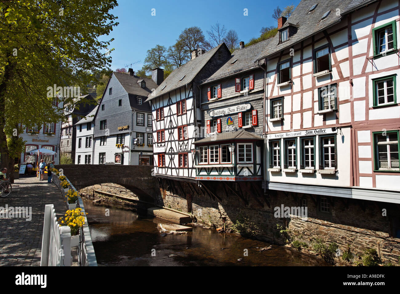 Deutsches Dorf von Monschau in der Eifel, Rheinland mit Fachwerkhäusern auf dem Fluss Rur Stockfoto