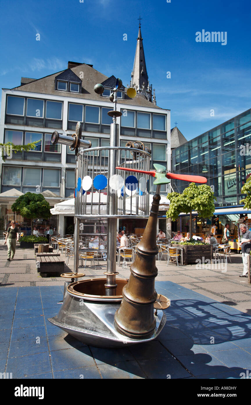 Ungewöhnliche Boot förmigen Metall Klettergerüst auf einem Kinderspielplatz im Stadtzentrum von Aachen, Deutschland, Europa Stockfoto