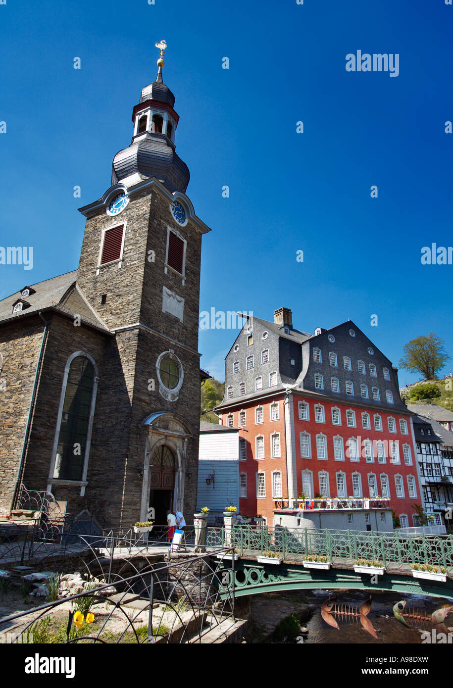 Kirche und Rotes Haus in Monschau in Deutsch Belgischer Naturpark, Eifel Region, Deutschland Stockfoto