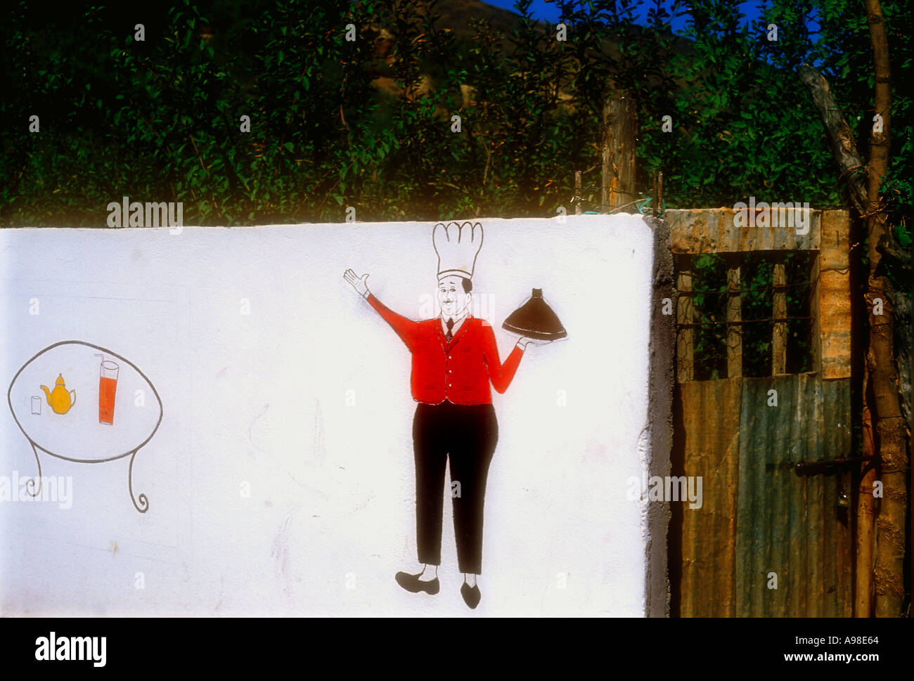 Ein Schild vor einem Restaurant in der Nähe von Ouirgane Marokko Stockfoto