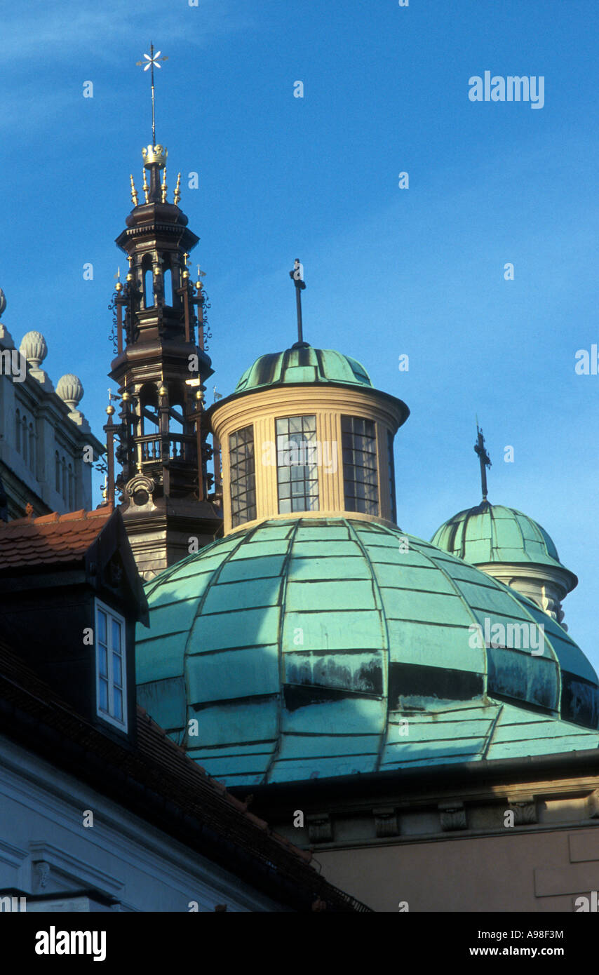 Dachlinie von Jasna Gora Kloster mit Kuppeln und einem Kirchturm. Stockfoto