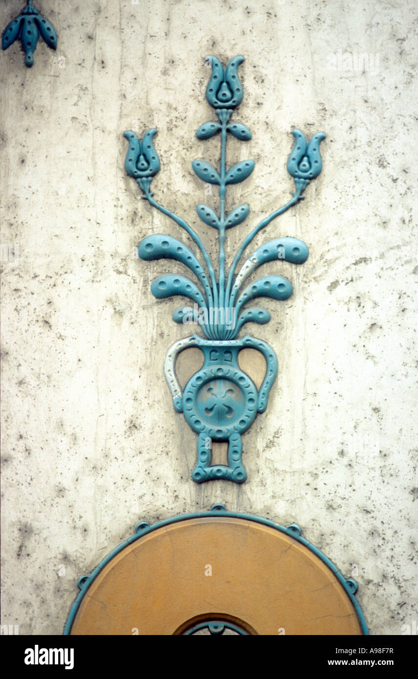 Detail des Jugendstil Tulpen in einer Vase auf einem Mehrfamilienhaus in Szeged, Ungarn. Stockfoto