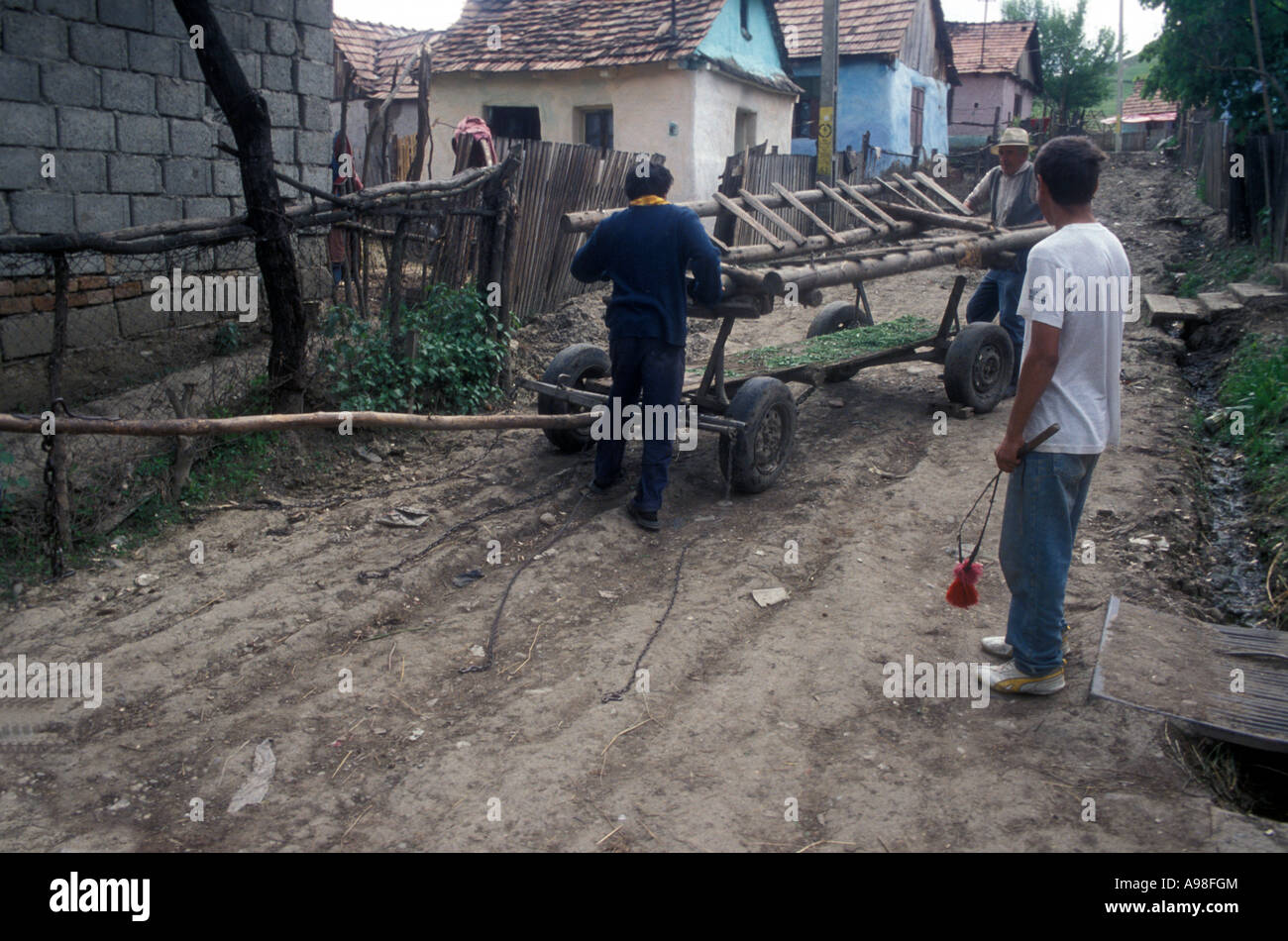 Drei Zigeuner Männer montieren Wagen für das Reiten in Siebenbürgen (Rumänien) Dorf von Soard. Stockfoto