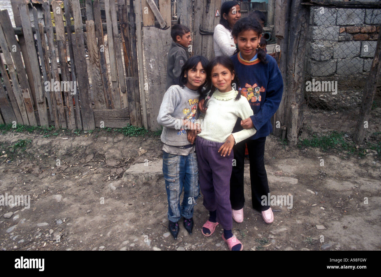 Fünf Zigeunerkinder posieren vor einem Holzzaun in ihrem Dorf Soard [Siebenbürgen], Rumänien. Stockfoto