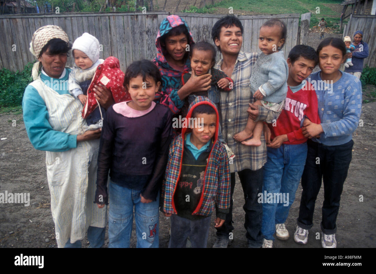 Eine große Anzahl von Roma-Kindern und Erwachsenen posieren spontan für ein Foto im Dorf von Soard, Rumänien. Stockfoto