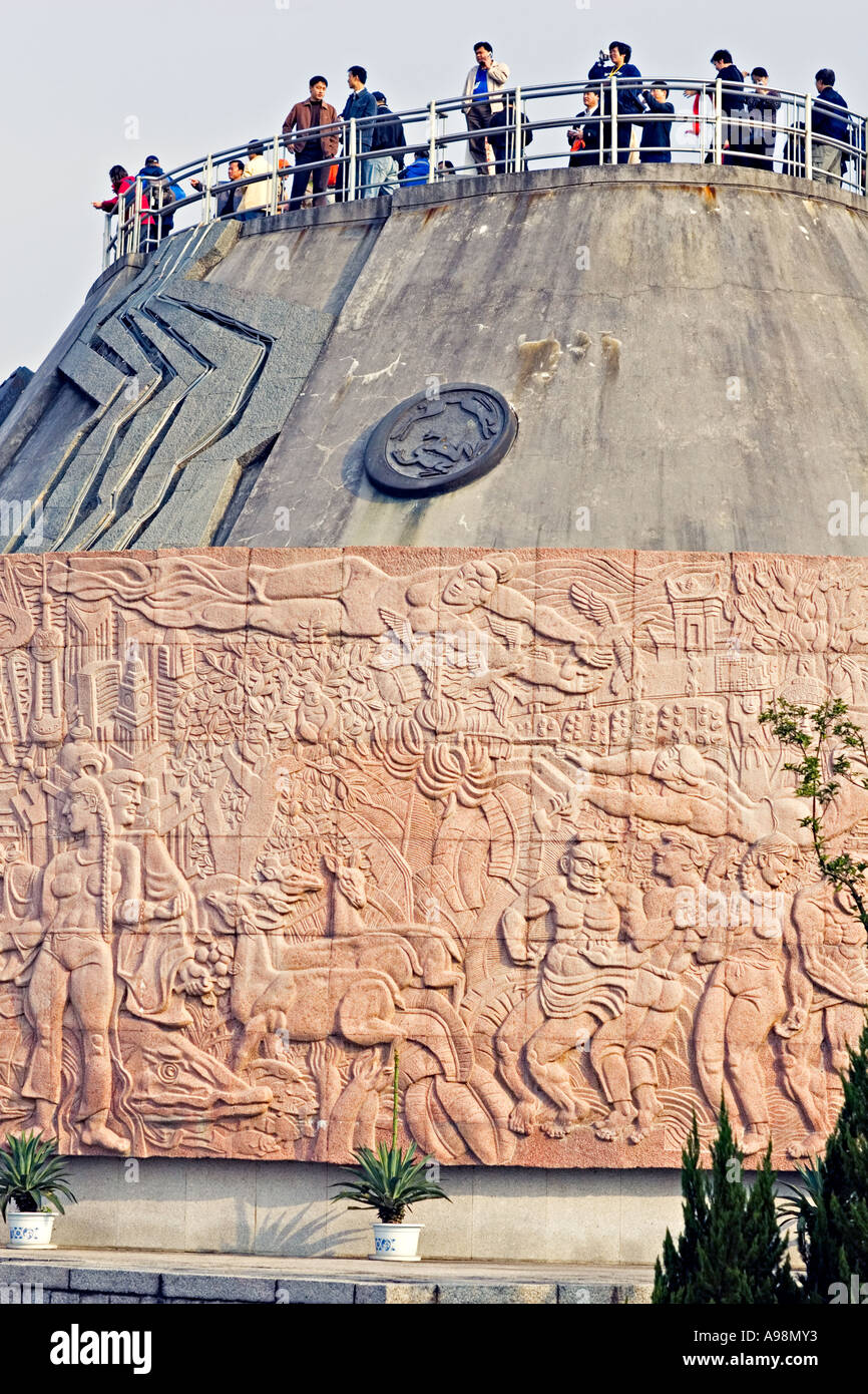 CHINA YANGTZE RIVER SANDOUPING chinesische Touristen auf der Aussichtspunkt des Standortes drei-Schluchten-Staudamm Stockfoto