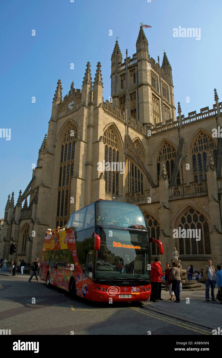 ein Touristenbus warten auf Fahrgäste außerhalb der Abtei in Bath, england Stockfoto