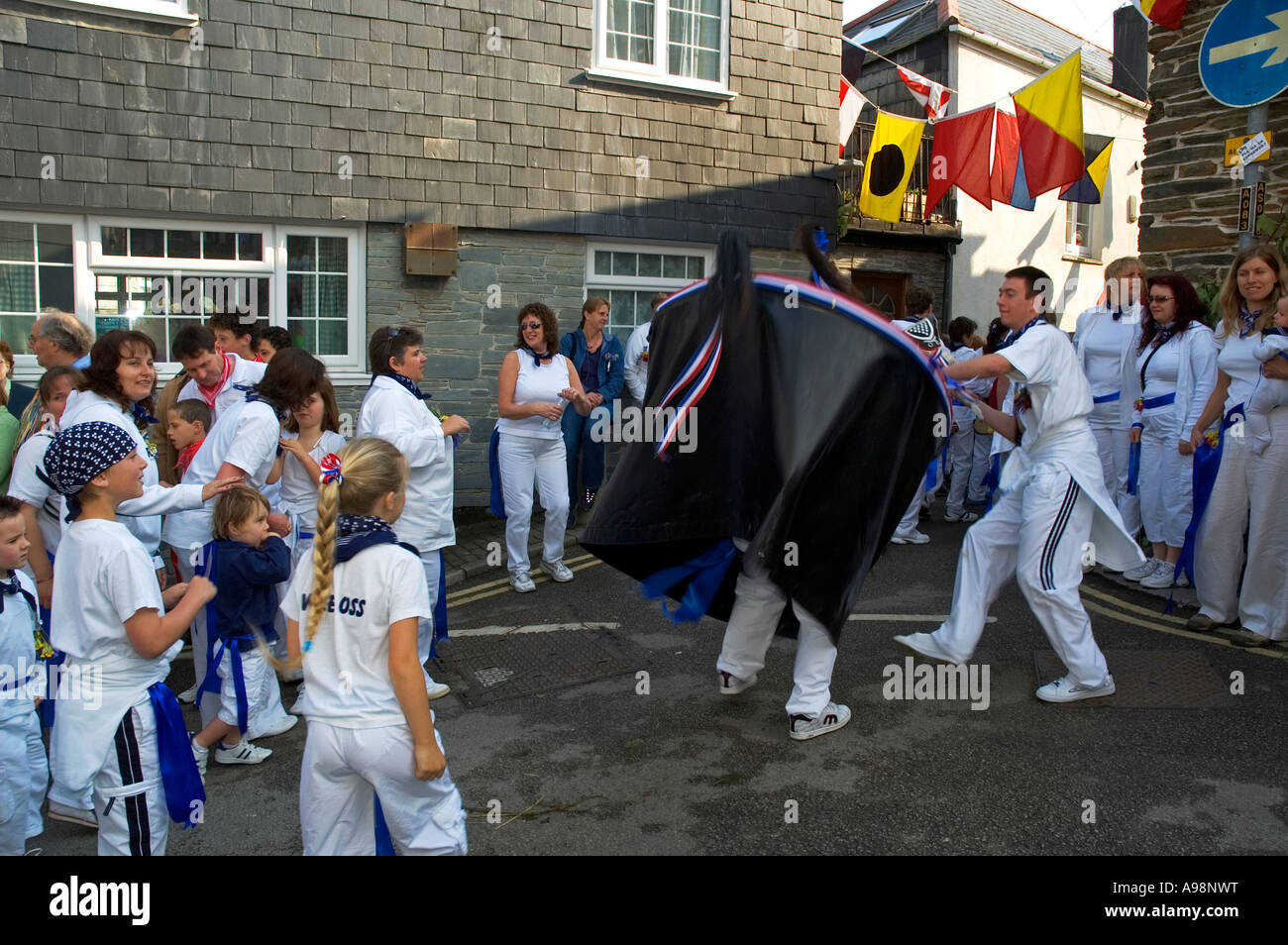 traditionellen Tanz mit den blauen Oss auf Obby Oss Tag in Padstow, Cornwall, england Stockfoto