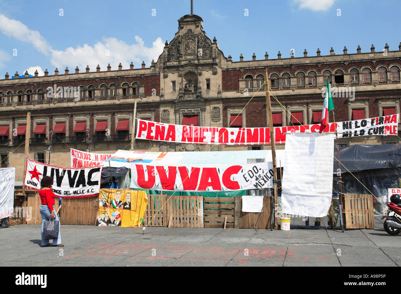 Banner von den Anhängern der Mexikos besiegte linken Flügel Präsidentschaftskandidat Andres Manuel Lopez Obrador Zocalo Mexiko-Stadt Stockfoto