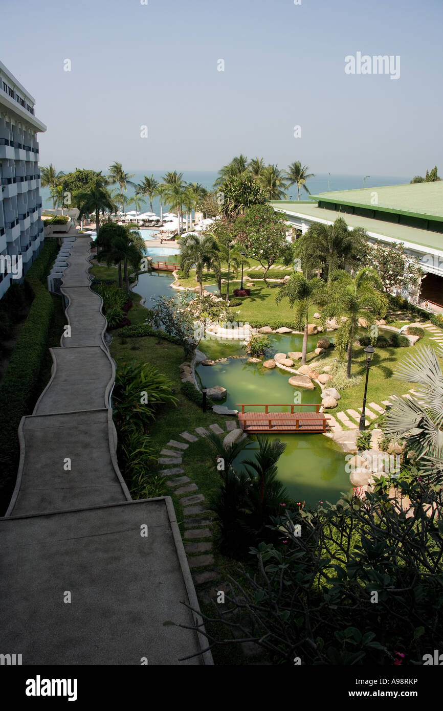 Schöne Thai botanische ornamentalen formalen Garten Holzbrücke erdet Garten im Dusit Resort Hotel in Pattaya Thailand Stockfoto