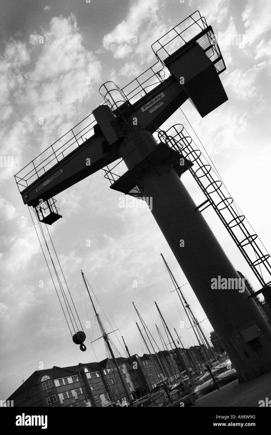ENGEL DES SÜDENS. Kran und Riemenscheibe Struktur im Süden Dock Marina, London. Niederländische kippen Bild machte Monochrom. Stockfoto