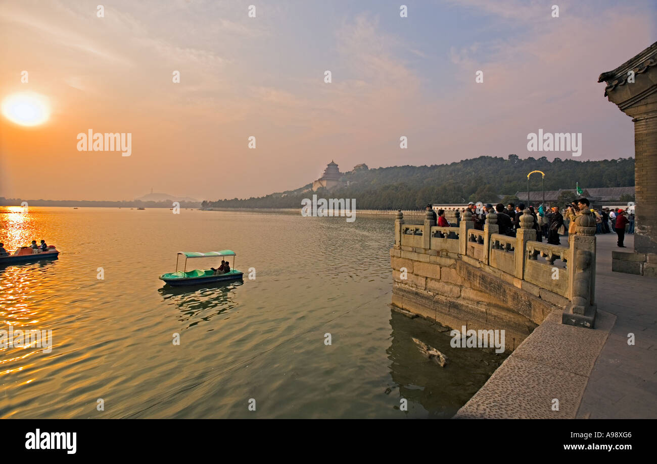 CHINA-Peking-Touristen fotografieren Tretboote am Kunming-See bei Sonnenuntergang Kunming-See im Sommerpalast Stockfoto