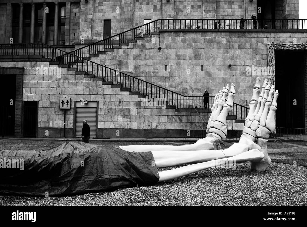 Mailand, Italien. Das riesige Skelett des Künstlers Gino De Dominicis Stockfoto