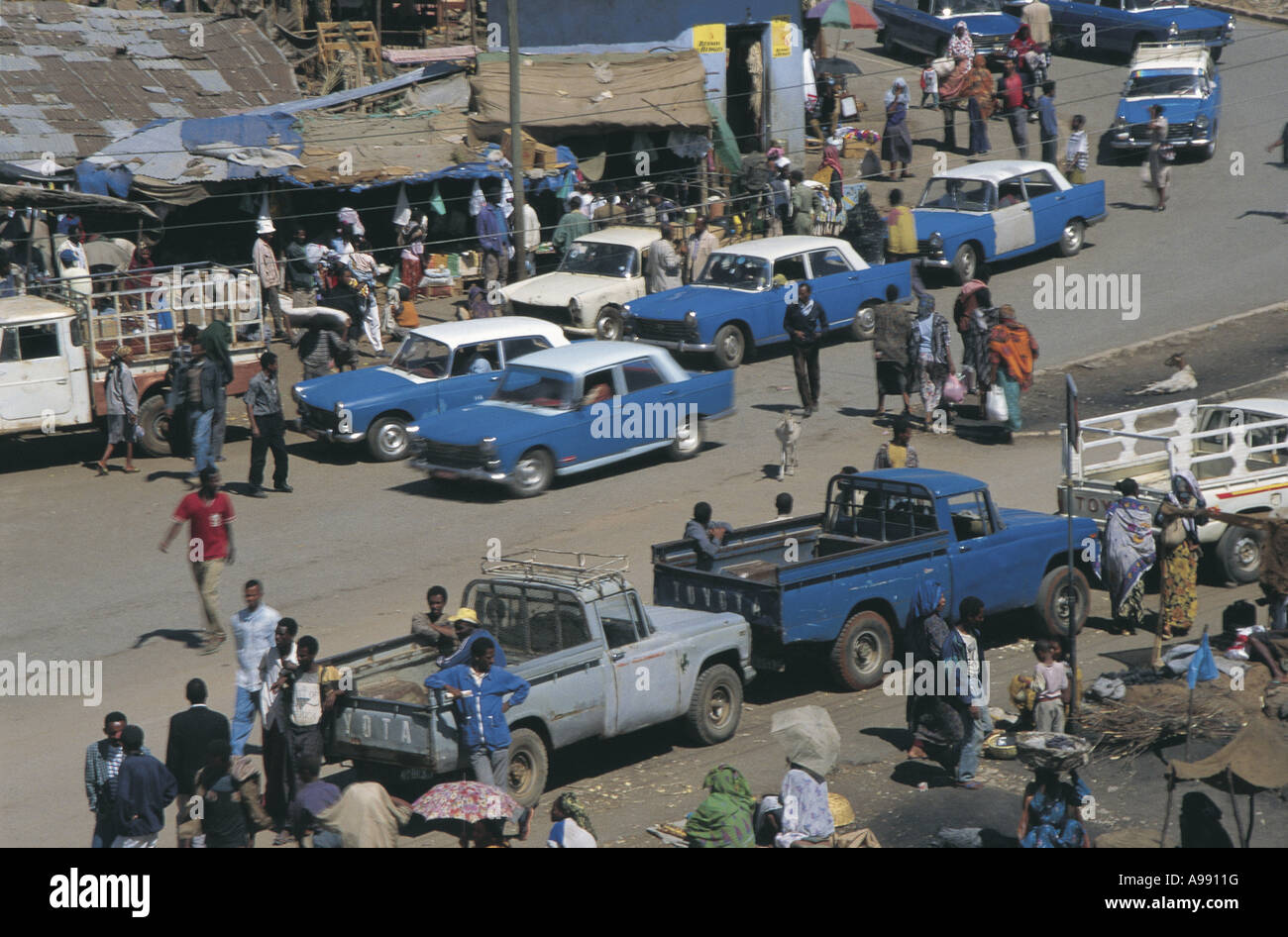 Markttag mit traditionellen blauen und weißen taxis Harer Äthiopien Stockfoto